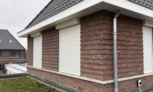 Nieuwbouwwoning rolluiken RAL 9010 wit. jpg